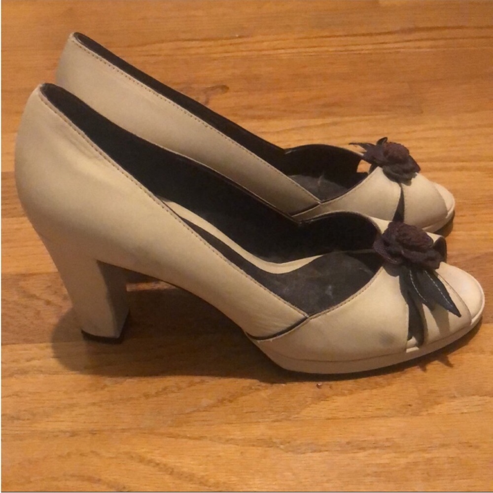 Aerosoles Cream Colored Peep Toe Heels with Flower Detail Size 6-1/2 EUC